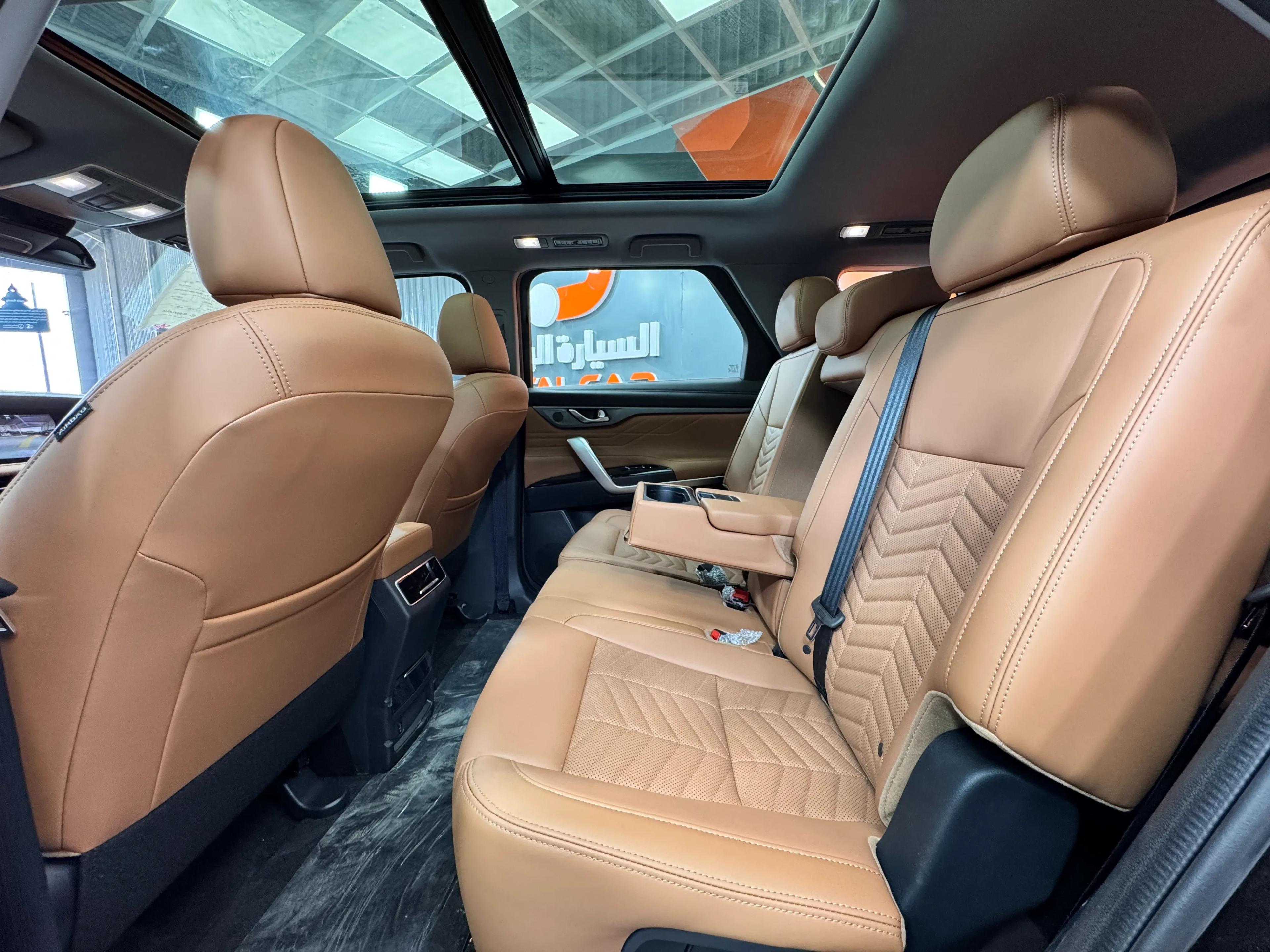interior frontLeft