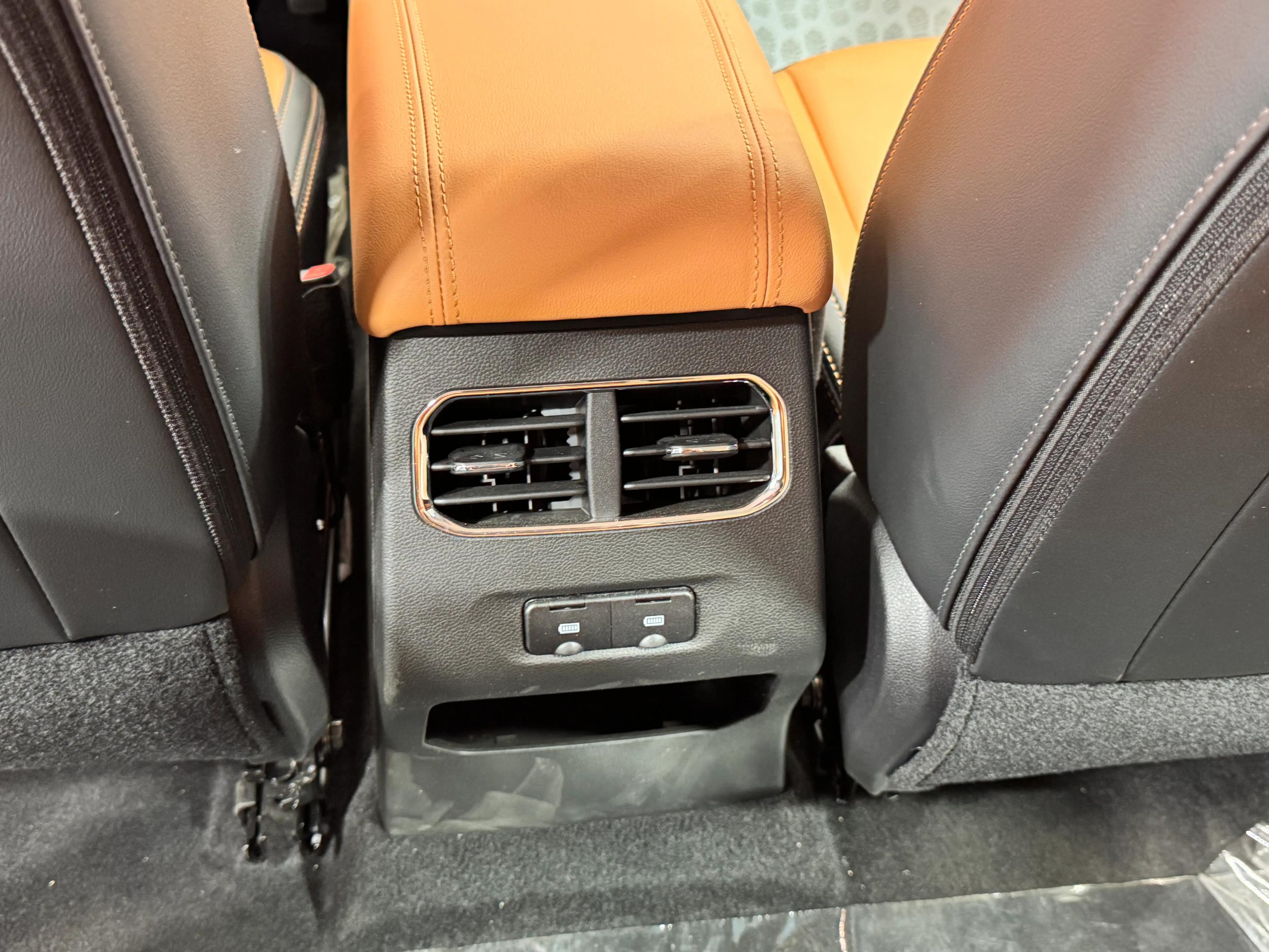 interior frontLeft