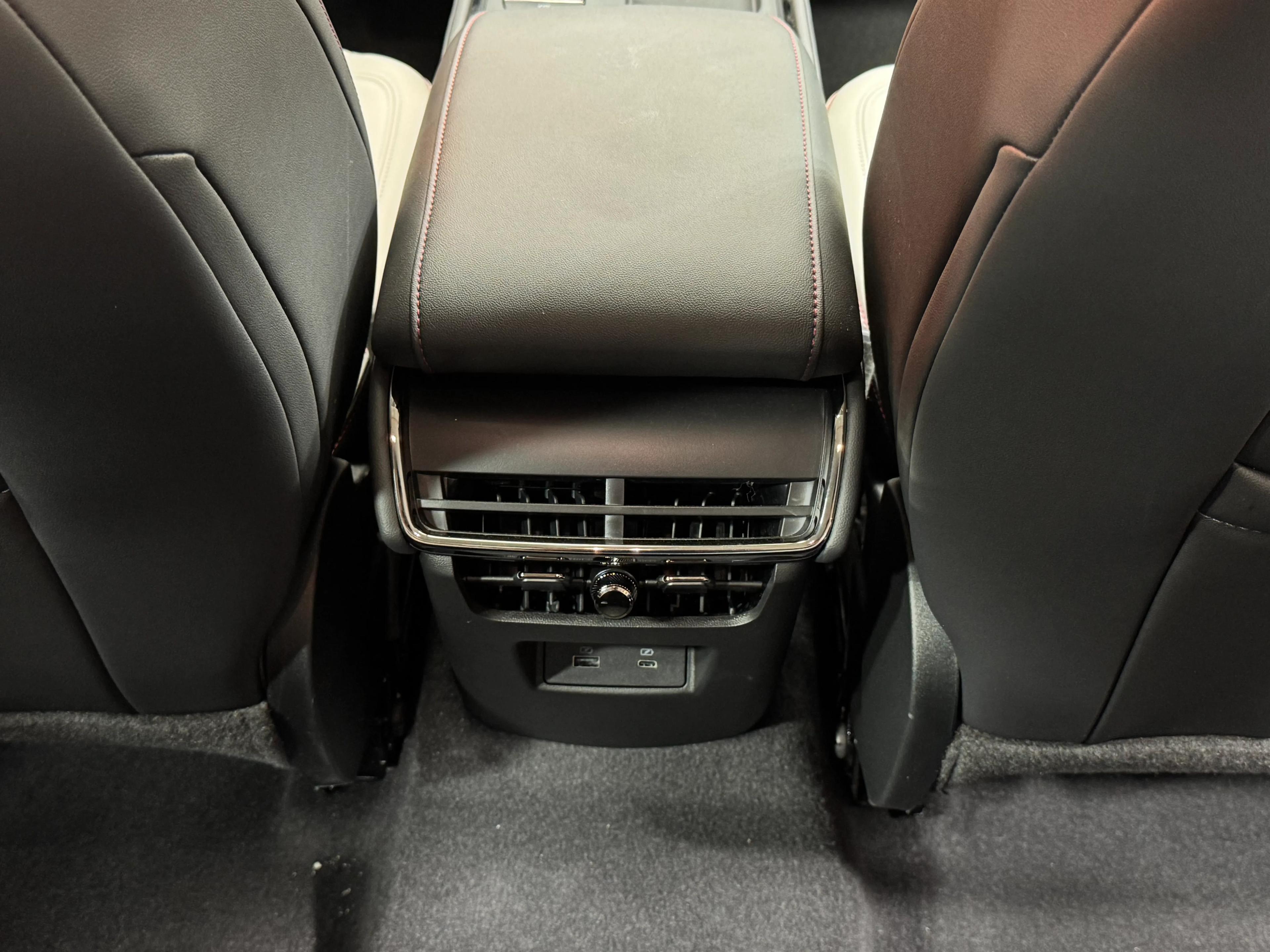 interior frontLeft